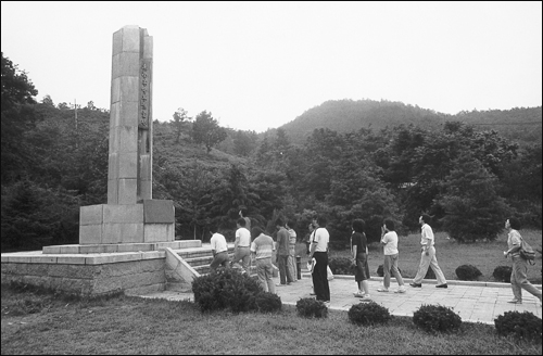 우금치 고개에 세워진 동학군 위령탑 